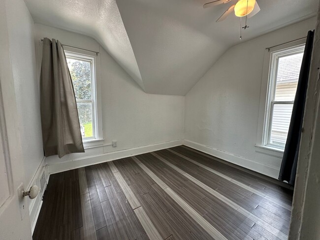 Building Photo - Cute 2 bedroom $750 per month