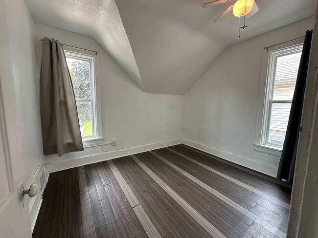 Building Photo - Cute 2 bedroom $800 per month
