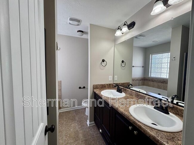 Building Photo - 1426 Collins Dr