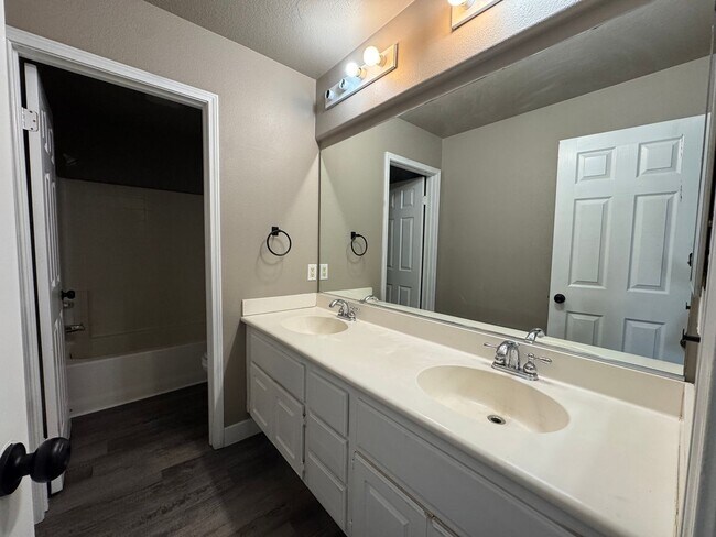 Building Photo - 5 Bedroom 3.5 Bathroom Home in Willowalk Community