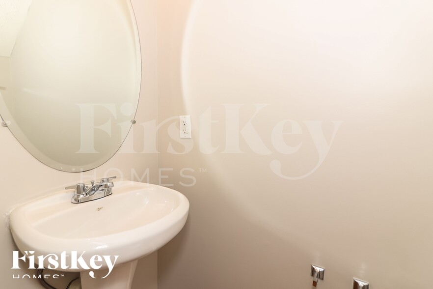 Building Photo - 5220 Sky Ridge Way