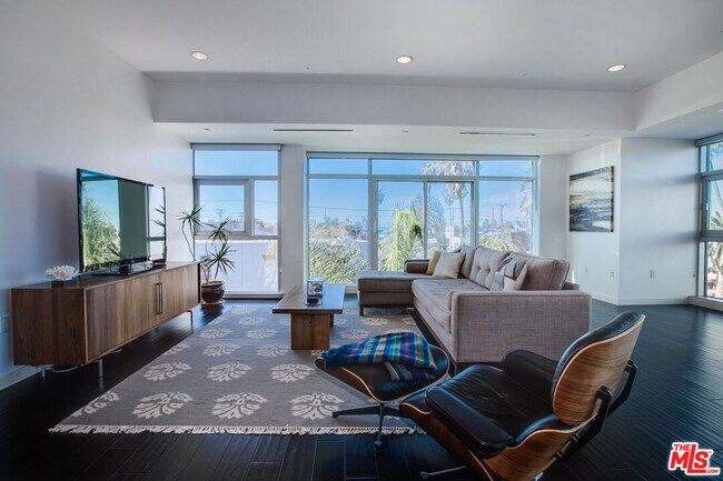 Building Photo - 3111 Vía Dolce