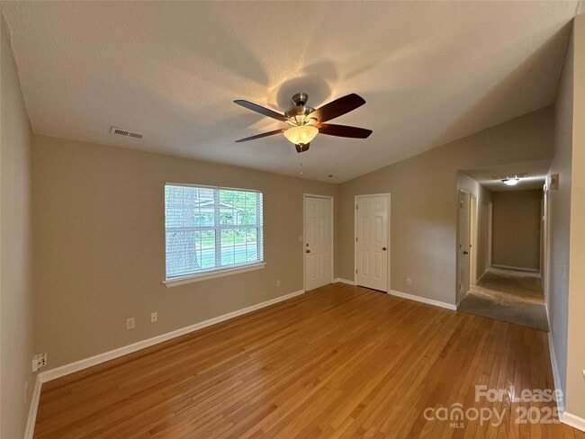 Building Photo - 517 Iverson Way