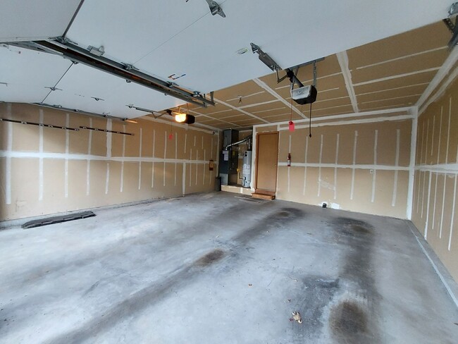 Building Photo - Federal Way Rambler featuring vaulted ceil...