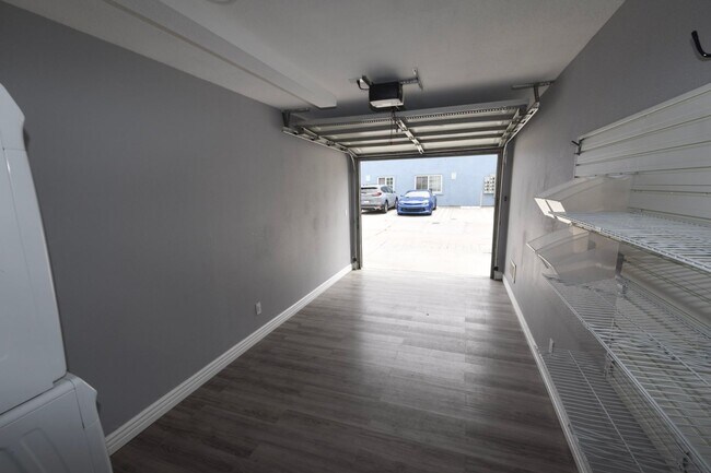Building Photo - 215 Elm Ave