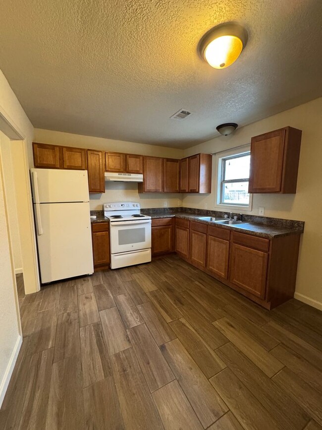 Building Photo - 2 Bed / 1 Bath apartment available now in ...