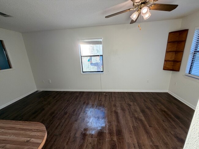 Building Photo - 817 Tanager Rd