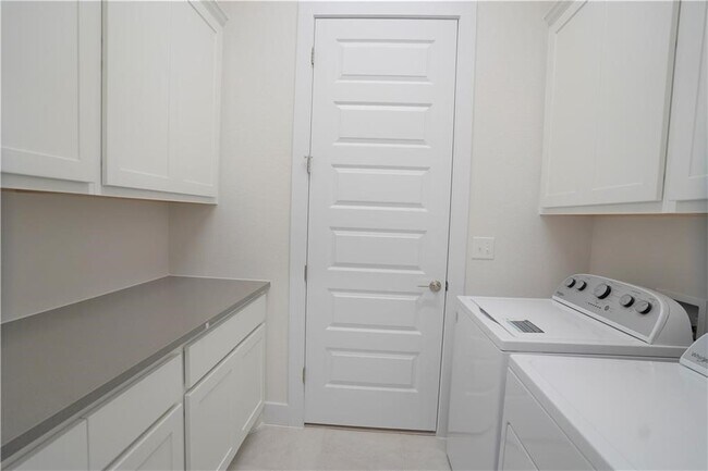 Building Photo - 621 Pinnacle View Dr