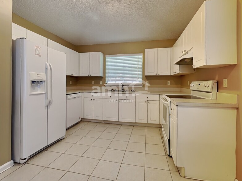 Building Photo - 2143 Featherwood Dr W