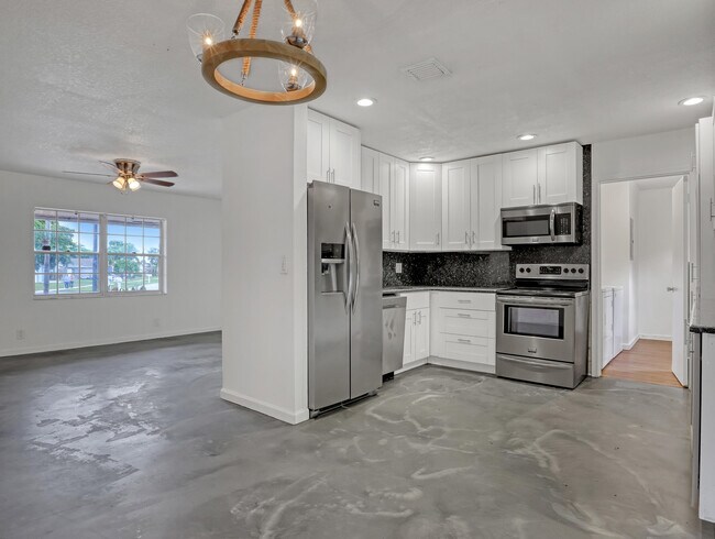 Building Photo - 9596 Richmond Cir