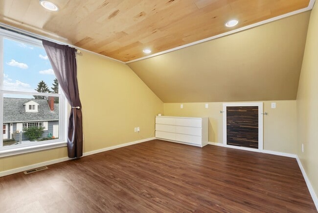 Building Photo - Classic Portland Bungalow