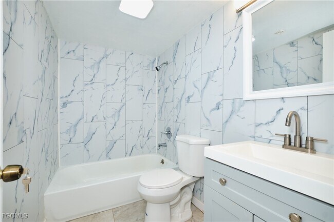 Building Photo - 824 Alderman St