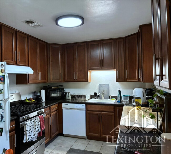 Building Photo - Lovely, 3BD/1BA Home, in Carmichael Neighb...
