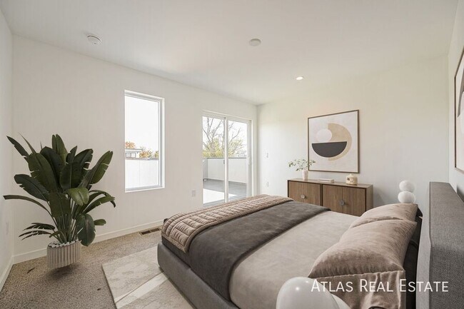 Building Photo - 2640 S Delaware-5