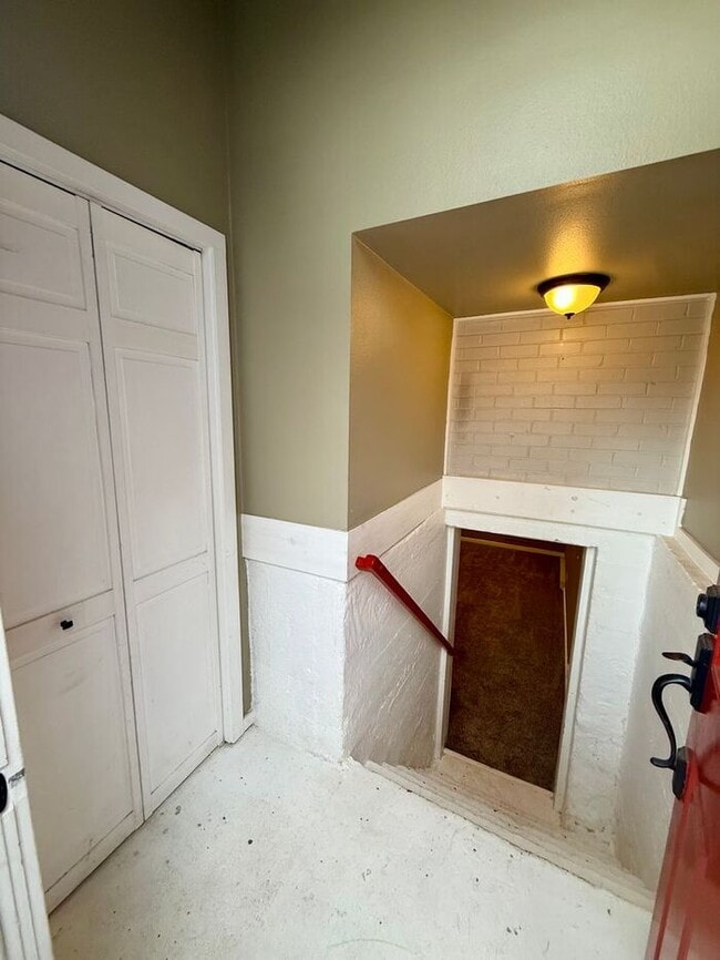 Building Photo - ***MOVE IN SPECIAL*** 2 WEEKS FREE Beautifully Remodeled 1 Bedroom / 1 Bath Unit in the Heart of ...