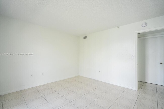 Building Photo - 17600 N Bay Rd
