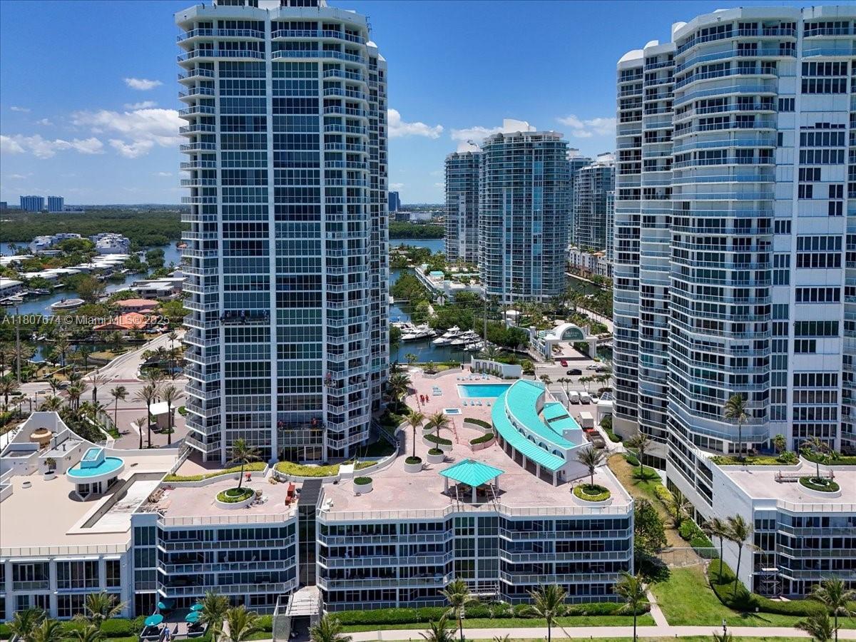Building Photo - 16425 Collins Ave