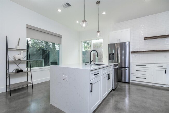 Building Photo - 1419 Montopolis Dr