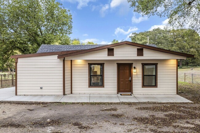 Building Photo - 332 Thomas Rd