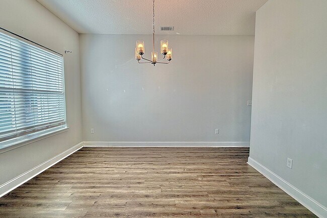 Building Photo - AVAILABLE NOW! (Pet Friendly)