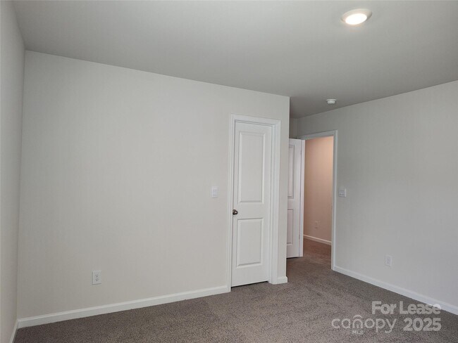 Building Photo - 1404 Secrest Cmns Dr