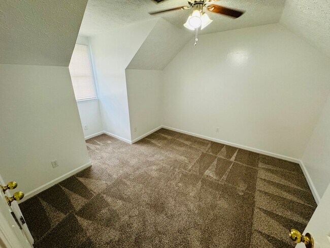 Building Photo - For Lease - 3 Bed, 2 Bath, 1400sqft Home i...