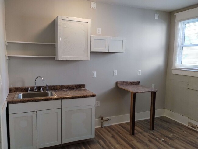 Building Photo - Call 2500 W Oak your next apt.