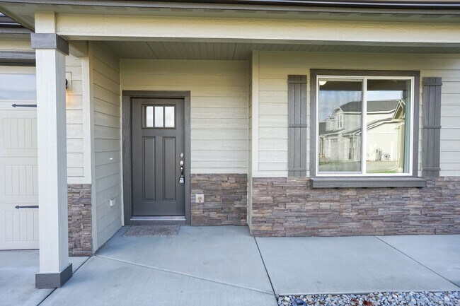 Building Photo - 4 Bedroom, 2.5 Bath New home