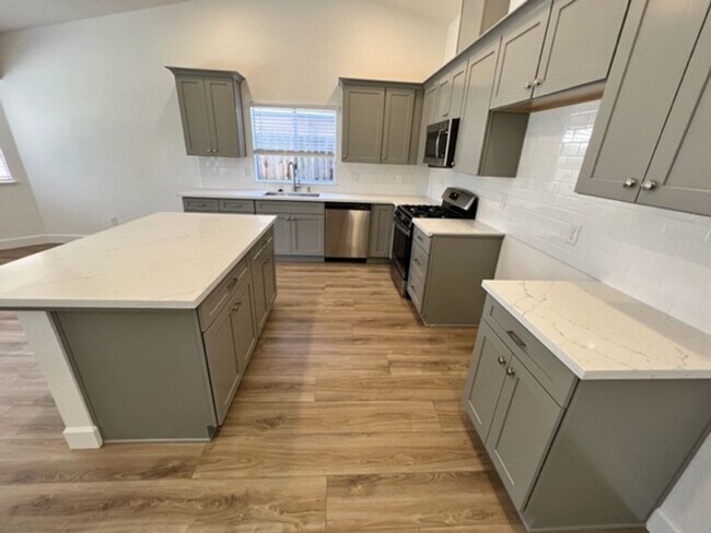 Building Photo - 1521 Cottonwood Ct S