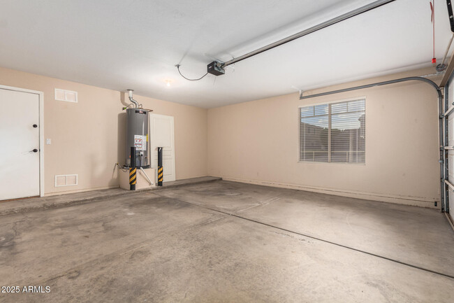 Building Photo - 6923 W Lone Cactus Dr