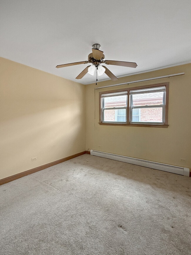 Building Photo - 8514 W Catalpa Ave