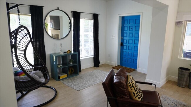 Building Photo - 1011 Sharar Ave