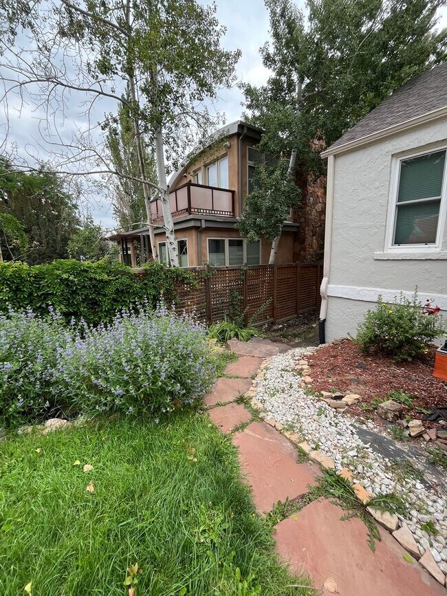 Building Photo - Charming 2-Bed/1-Bath Basement Apartment -...