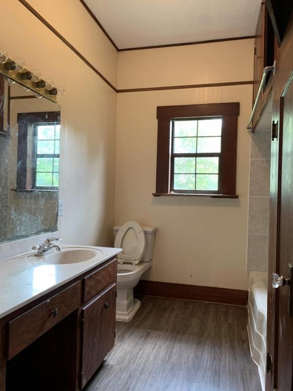 Building Photo - 605 E Main