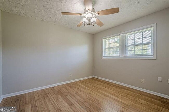 Building Photo - 3710 Lynn Dr