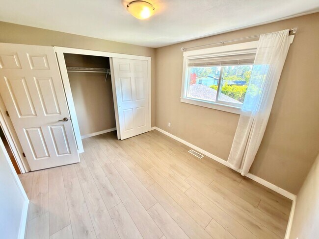 Building Photo - Spacious 4BD/3BA Bellevue Home with Private Backyard & Garage