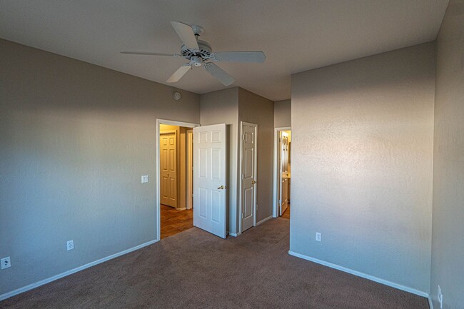 Building Photo - Spacious 2 Bed / 2 Bath Condo in Prime Cha...