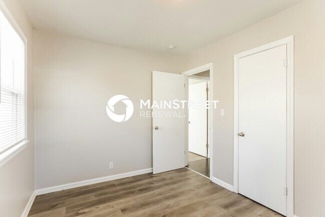 Building Photo - 3 Bedroom Pet-Friendly Home in INDEPENDENCE, MO with Main Street Renewal
