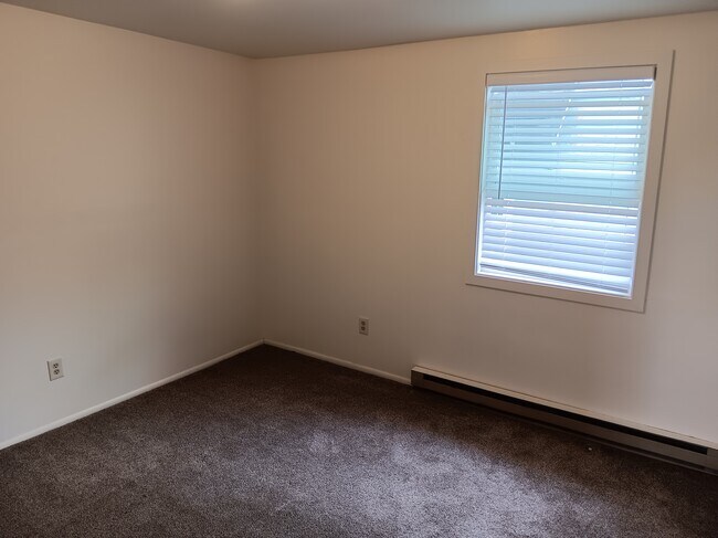 Building Photo - 627 NE Opal St