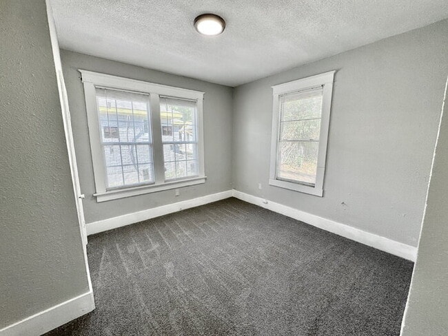 Building Photo - 1478 S Willet Street