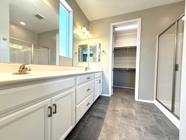 Building Photo - Beautiful 3-Bedroom Home for Rent in Saddl...