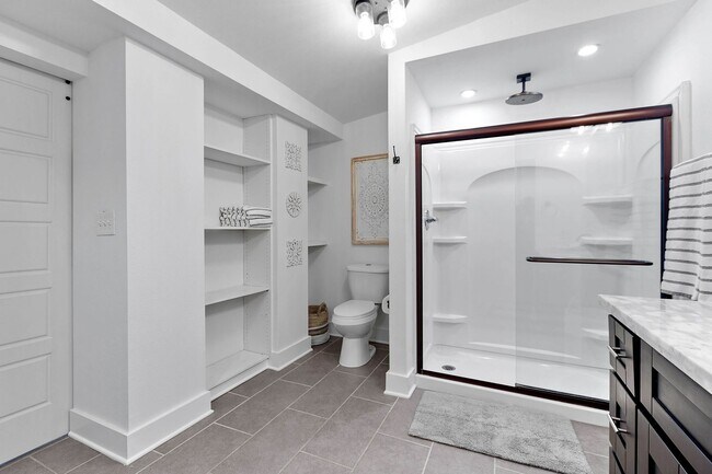 Building Photo - 3/2 House by TMH!! Available April!! fully furnished, 6 or 12 month lease available