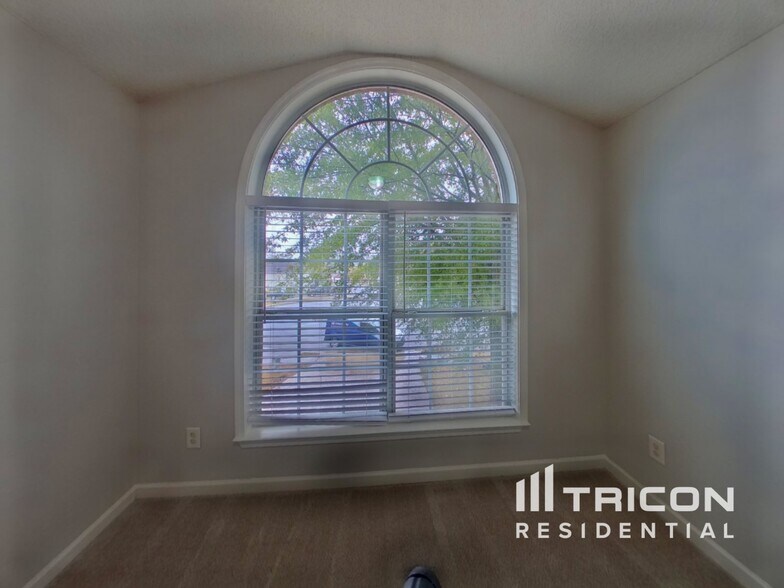 Building Photo - 7913 Four Oaks Ct