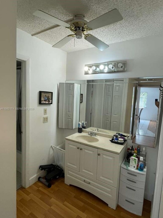 Building Photo - 436 Lakeview Dr