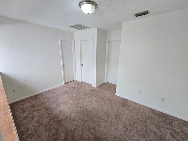 Building Photo - Awesome 3 Bed / 2 Bath Townhome with Open ...