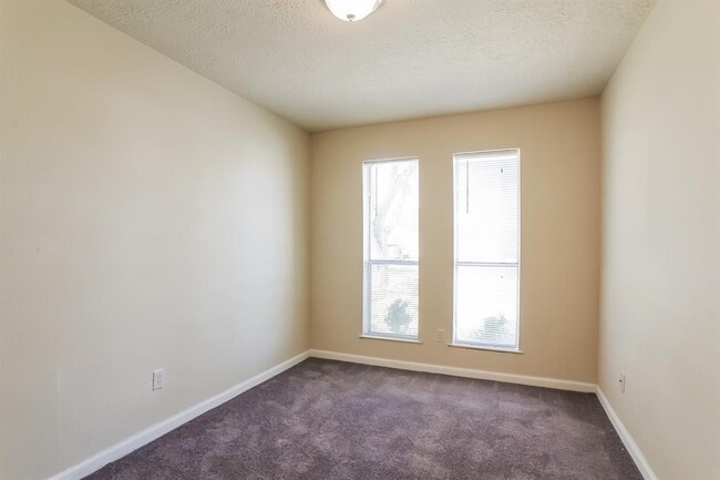 Building Photo - 5903 Country Pl