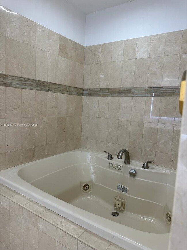 Building Photo - 251 Crandon Blvd