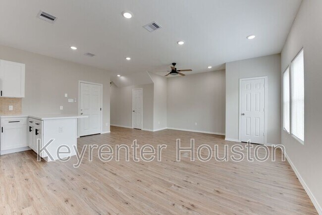 Building Photo - 8203 Woodlyn Rd