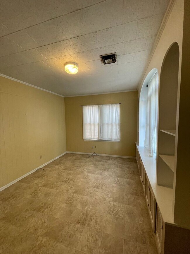 Building Photo - 806 E University Ave