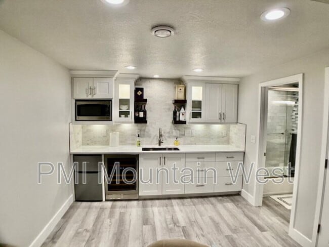 Building Photo - 707 Miller Ave